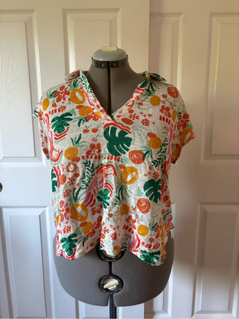Women's Short Sleeve V-Neck Tropical Print Top - White/Green/Orange